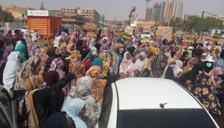 في أول تنفيذ لامر الطوارئ.. القبض على 30 شخصاً من منسوبي النظام السابق شاركوا في مظاهرات بالخرطوم و الشرطة تفتح بلاغات جنائية ضدهم