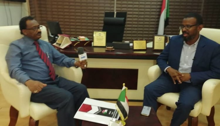 وزير سوداني تعافى من فيروس كورونا يحكي تجربته مع المرض ويكشف مكان وكيفية إصابته ويحذر