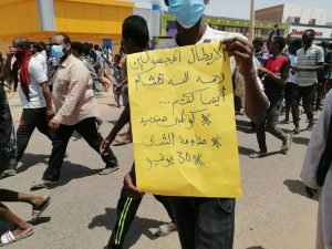 بالفيديو والصور.. مئات الآلاف من السودانيين يخرجون في مظاهرات حاشدة بالخرطوم والولايات والشرطة تطلق الغاز المسيل للدموع على المتظاهرين بام درمان في مليونية 30 يونيو والثوار يقتحمون الجسور والهتافات تشق سماء الخرطوم وتحدي الحظر الأمني