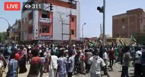 بالفيديو والصور.. مئات الآلاف من السودانيين يخرجون في مظاهرات حاشدة بالخرطوم والولايات والشرطة تطلق الغاز المسيل للدموع على المتظاهرين بام درمان في مليونية 30 يونيو والثوار يقتحمون الجسور والهتافات تشق سماء الخرطوم وتحدي الحظر الأمني