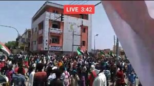 بالفيديو والصور.. مئات الآلاف من السودانيين يخرجون في مظاهرات حاشدة بالخرطوم والولايات والشرطة تطلق الغاز المسيل للدموع على المتظاهرين بام درمان في مليونية 30 يونيو والثوار يقتحمون الجسور والهتافات تشق سماء الخرطوم وتحدي الحظر الأمني