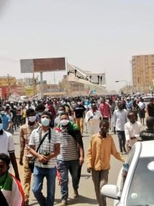 بالفيديو والصور.. مئات الآلاف من السودانيين يخرجون في مظاهرات حاشدة بالخرطوم والولايات والشرطة تطلق الغاز المسيل للدموع على المتظاهرين بام درمان في مليونية 30 يونيو والثوار يقتحمون الجسور والهتافات تشق سماء الخرطوم وتحدي الحظر الأمني