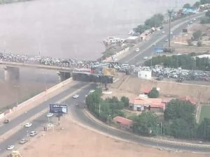 بالفيديو والصور.. مئات الآلاف من السودانيين يخرجون في مظاهرات حاشدة بالخرطوم والولايات والشرطة تطلق الغاز المسيل للدموع على المتظاهرين بام درمان في مليونية 30 يونيو والثوار يقتحمون الجسور والهتافات تشق سماء الخرطوم وتحدي الحظر الأمني