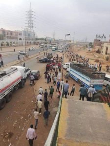 بالفيديو والصور.. مئات الآلاف من السودانيين يخرجون في مظاهرات حاشدة بالخرطوم والولايات والشرطة تطلق الغاز المسيل للدموع على المتظاهرين بام درمان في مليونية 30 يونيو والثوار يقتحمون الجسور والهتافات تشق سماء الخرطوم وتحدي الحظر الأمني