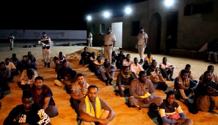 السلطات الليبية ترحل اكثر من 80 من المهاجرين غير الشرعيين الى السودان