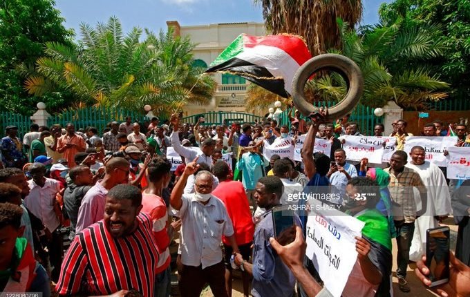 السودان : في تطور خطير ..اعتقال ثوار من أمام مجلس الوزراء ونداء عاجل للمحاميين بالتوجه لاقسام الشرطة