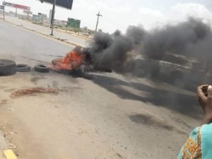 بالصور .. استمرار المظاهرات في الخرطوم وإغلاق كبري المنشية بالمتاريس وإشعال اطارات السيارات