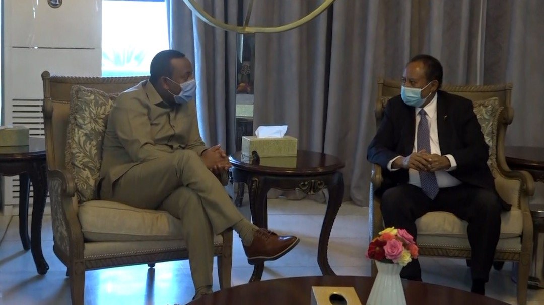 بالصور .. رئيس وزراء اثيوبيا ابي احمد يصل السودان وحمدوك في استقباله بمطار الخرطوم