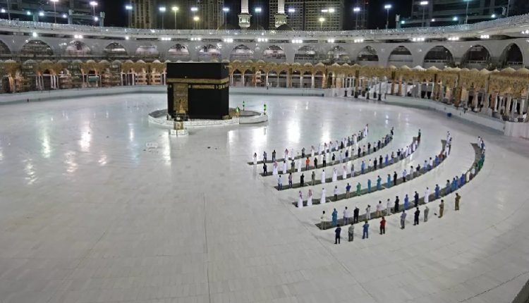 السعودية تعلن قرارات جديدة بشأن أداء العمرة 