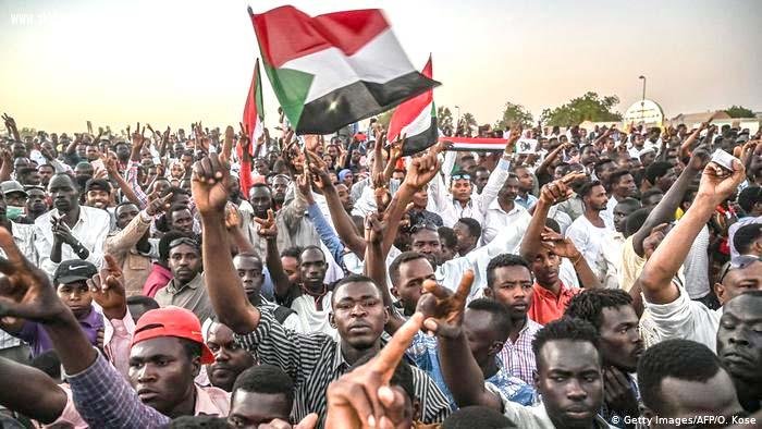 أحد “أيقونات” الثورة السودانية يطالب بإطلاق سراح قيادي إسلامي