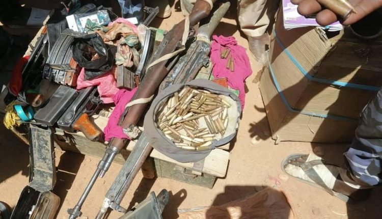 السودان: ضبط متهمين بحوزتهم كلاشنكوف وبندقية مانقستو “قناصة” في ولاية حدودية