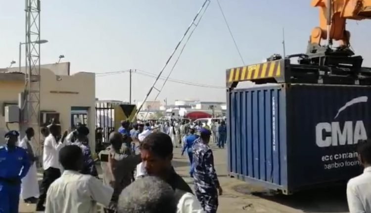 السودان: شاهد بالصور عملية فتح بوابات ميناء بورتسودان