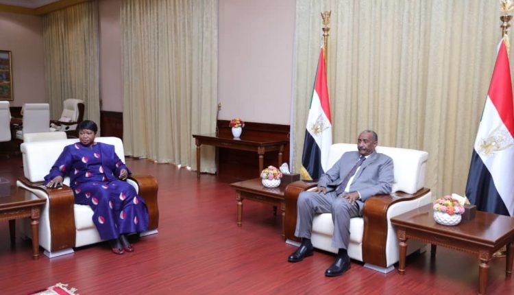 السودان:  ماذا قال البرهان لمدعية الجنائية “بنسودا” بشأن التعاون مع المحكمة