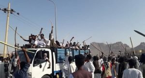 بالصور : سقوط جرحى في إطلاق الشرطة الرصاص على محتجين في بورتسودان ومسيرات في كسلا وحريق بسوق المدينة رفضا لقرار اقالة الوالي صالح عمار