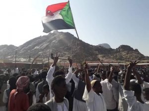 بالصور : سقوط جرحى في إطلاق الشرطة الرصاص على محتجين في بورتسودان ومسيرات في كسلا وحريق بسوق المدينة رفضا لقرار اقالة الوالي صالح عمار