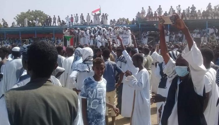 بالصور : سقوط جرحى في إطلاق الشرطة الرصاص على محتجين في بورتسودان ومسيرات في كسلا  وحريق بسوق المدينة رفضا لقرار  اقالة الوالي صالح عمار