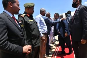 بالصور .. حمدوك يصل جوبا برفقة 6 وزراء