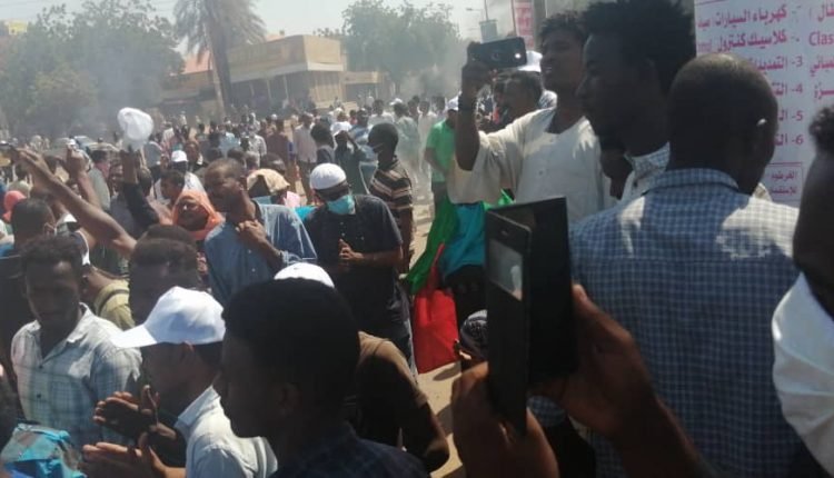 السودان: بالفيديو.. انقسام المسيرات بين تصحيح مسار الثورة واسقاط الحكومة.. متظاهرون يهتفون “الجوع الجوع ولا الكيزان“ .. تقفل شارع تقفل كبري يا حمدوك جاينك دغري
