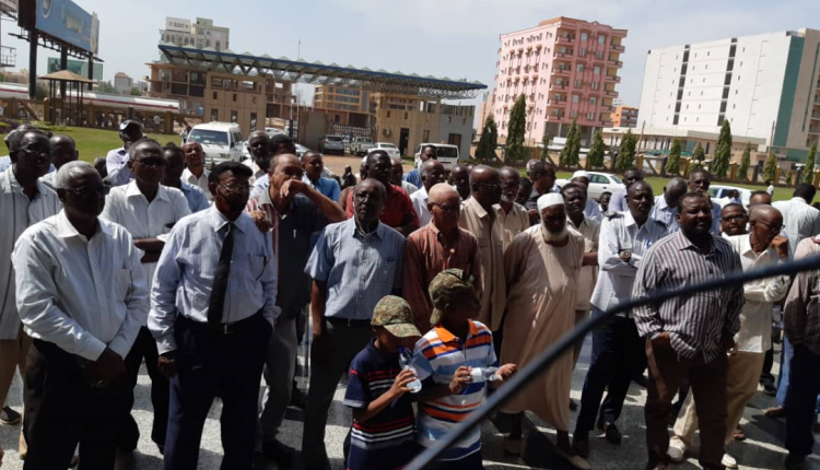 السودان: مفصولو سودانير يدخلون في اعتصام مفتوح.. تتريس وإغلاق بوابات الدخول