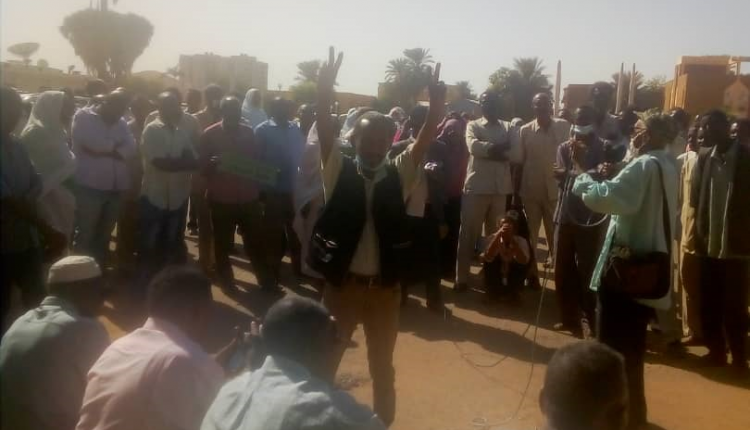 احتجاجات في تلفزيون السودان “بالصور”