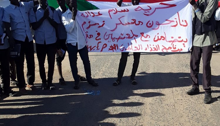 السودان: احتجاجا على نقص الغذاء.. محتجون يغلقون طريق قومي