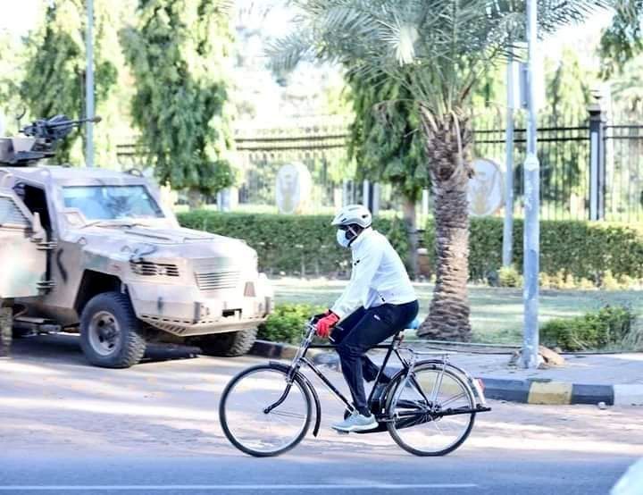 بالصور.. عضو في المجلس السيادي يصل مكتبه بالقصر الرئاسي يقود "دراجة"