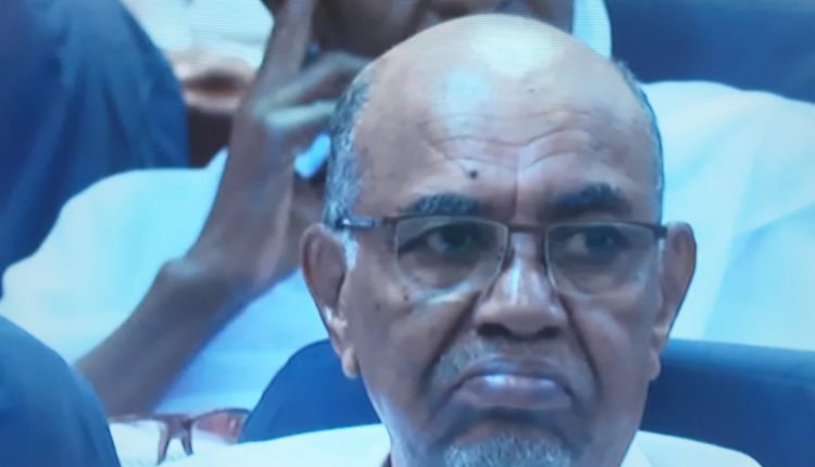 السودان.. المحكمة تقرر استجواب البشير و27 من قيادات النظام السابق
