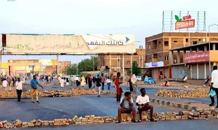 تصعيد ثوري لإسقاط حكومة الفترة الانتقالية..ثوار يعلنون ساعة الصفر لإغلاق طرق وجسور وإحراق اطارات سيارات ووضع المتاريس .. تعرف على التفاصيل