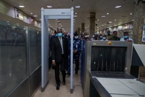 توجيهات عاجلة وفورية من وزير شؤون مجلس الوزراء السوداني بعد سرقة أمتعة المسافرين عبر مطار الخرطوم(بالصور)