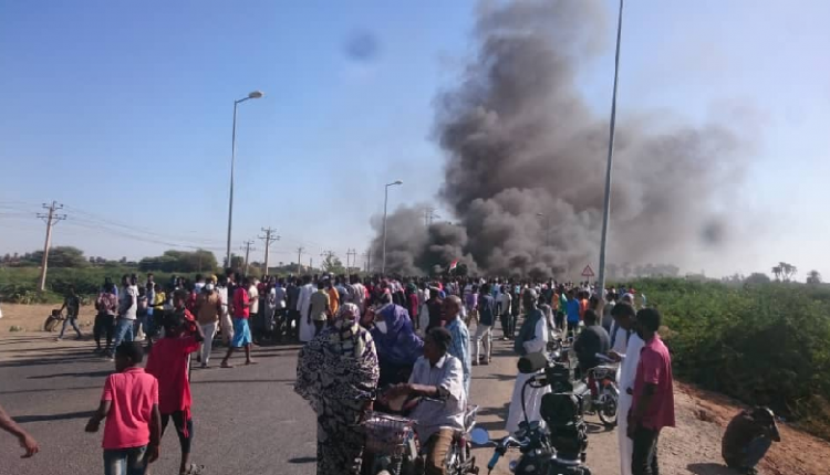 السودان: عشرات الثوار يغلقون كبري عطبرة الجديد