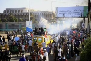 الأمن السوداني يطلق الغاز المسيل للدموع لفض متظاهرين في محيط القصر الرئاسي وعمليات كر وفر بين المعتصمين و الشرطة وسط الخرطوم "فيديو"