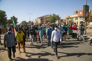 الأمن السوداني يطلق الغاز المسيل للدموع لفض متظاهرين في محيط القصر الرئاسي وعمليات كر وفر بين المعتصمين و الشرطة وسط الخرطوم "فيديو"