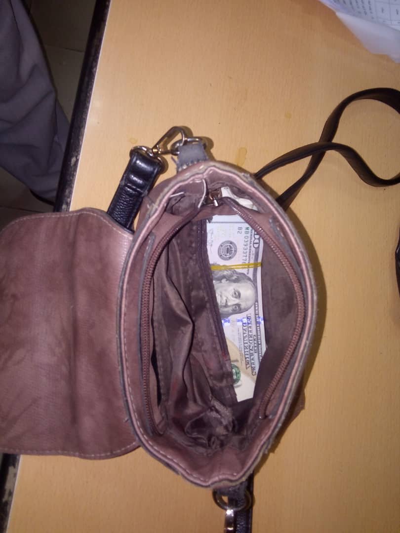 ضبط مبالغ مالية كبيرة في حقيبة (يد) سيدة في مطار الخرطوم