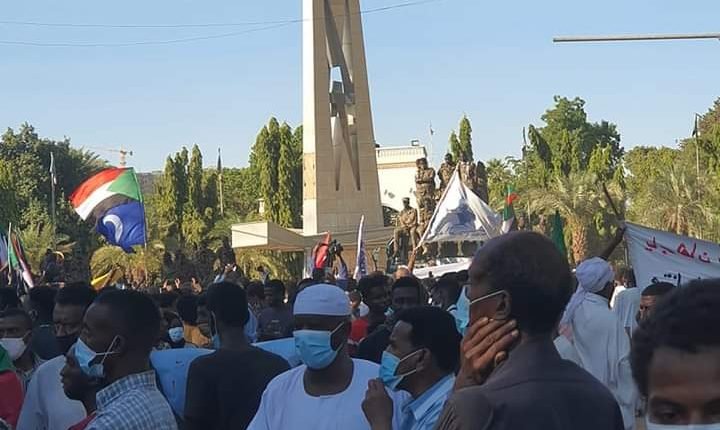 السودان: الاف المتظاهرين يطوقون محيط القصر الرئاسي ويطلقون دعوات للاعتصام والصبة