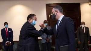 هذا ما قاله حمدوك في لقائه وزير الخزانة الأمريكية اول مسؤول أمريكي بعد رفع السودان من قائمة الإرهاب.. رئيس الوزراء السوداني يعلن عن عهد جديد
