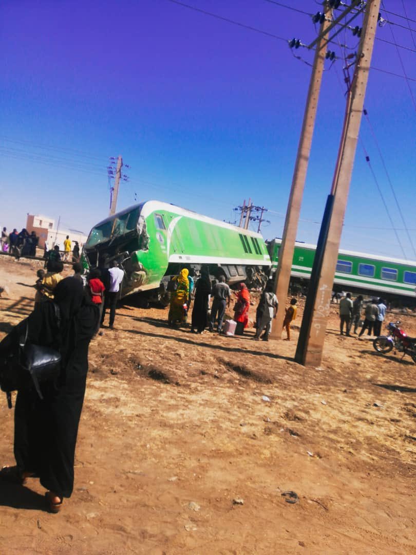 السودان : بالصور .. وزارة البنى التحتية تكشف التفاصيل الكاملة لحادث تصادم قطار ركاب مع خلاط خرصانة وتعلن إلغاء رحلات