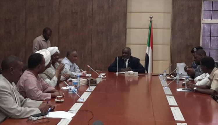 السودان : تفاصيل إجتماع طارئ وعاجل بين وزير المالية و مصدري الذهب