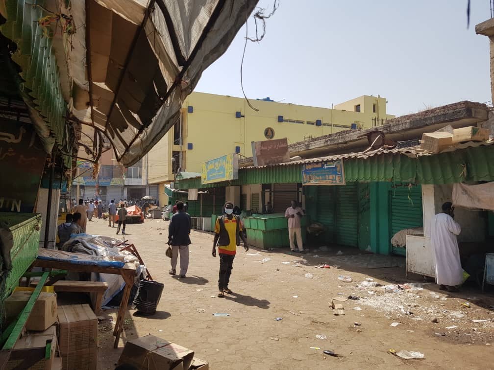 عاجل: تجدد الاحتجاجات في القضارف واعتداء متفلتون "بالسواطير" على السوق وتجار يغلقون محالهم
