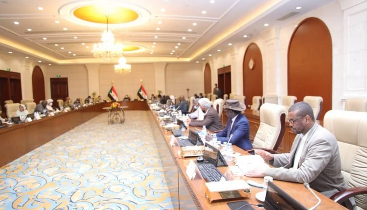 كشف اسماء الوزراء في التشكيل الوزاري الجديد للحكومة السودانية والمغادرين لمناصبهم وحسم الجدل حول وزارتين