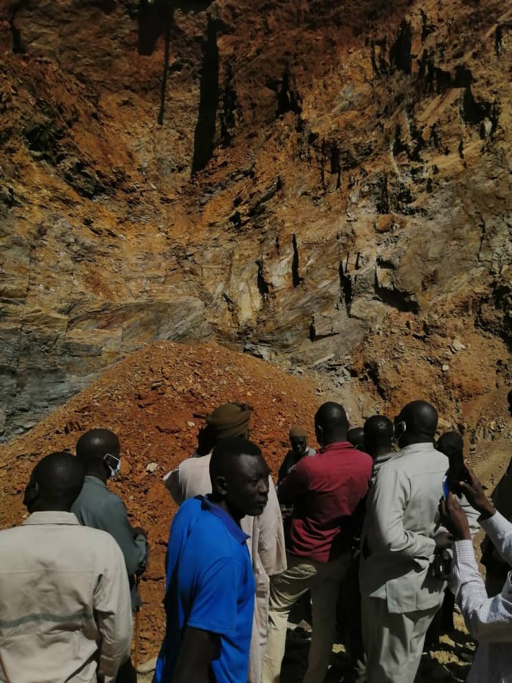 السودان: بالصور..إغلاق منجم لتنقيب الذهب آيل للانهيار يهدد حياة مئات المعدنيين وفشل انتشال جثث منقبين من داخل بئر