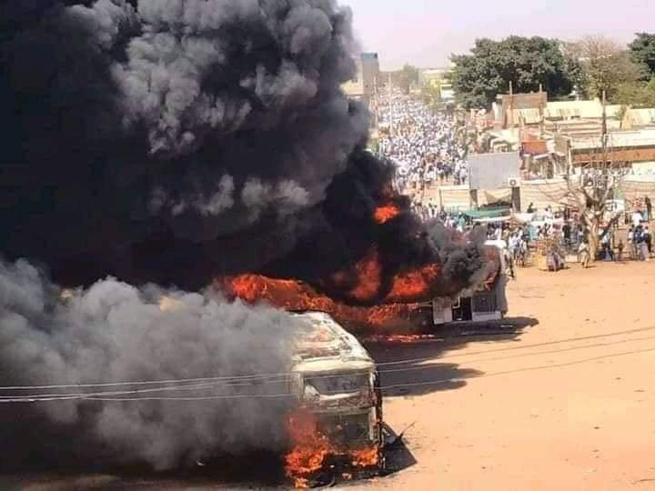 بالصور والفيديو..انفجار الأوضاع في تظاهرات ضد الغلاء والجوع في الابيض .. عمليات حرق ونهب والشرطة تطلق قنابل الغاز المسيل للدموع