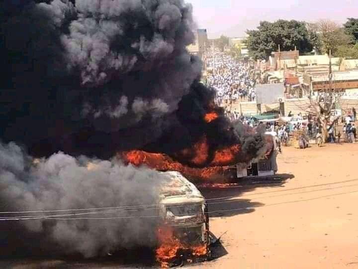 بالصور والفيديو..انفجار الأوضاع في تظاهرات ضد الغلاء والجوع في الابيض .. عمليات حرق ونهب والشرطة تطلق قنابل الغاز المسيل للدموع