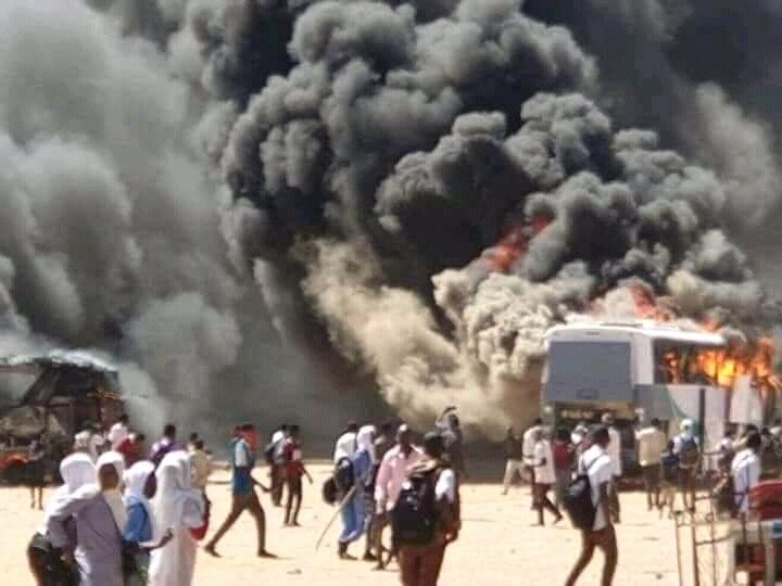 بالصور والفيديو..انفجار الأوضاع في تظاهرات ضد الغلاء والجوع في الابيض .. عمليات حرق ونهب والشرطة تطلق قنابل الغاز المسيل للدموع