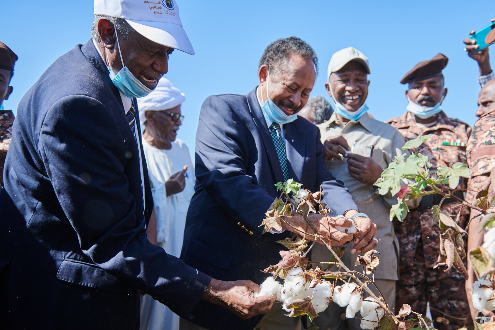 حمدوك يعلن خبرا مفرحا للمزارعين .. تعهدات ومطالب من رئيس الوزراء السوداني بشأن مشروع الجزيرة والزراعة والتحديات الاقتصادية(صور)