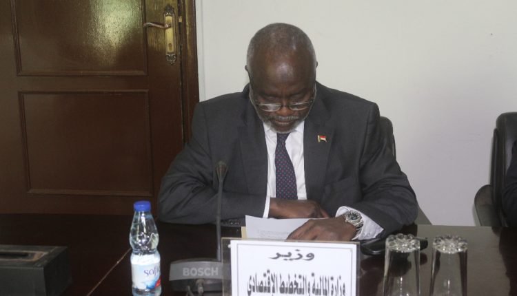 وزير المالية يكشف كيفية وموعد انتهاء صفوف الخبز في السودان ويقول (نحن في وضع لا نحسد عليه)