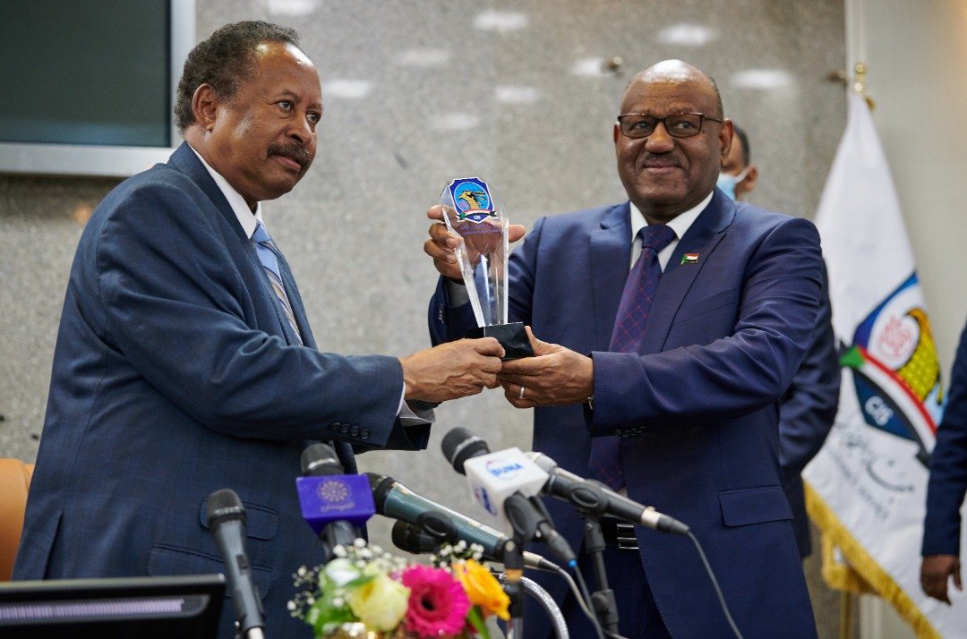 حمدوك يتحدث عن الشراكة بين المدنيين والعسكريين ومآلات انزلاق السودان ويعلن عن إصلاح الأجهزة الأمنية ومعالجة تحدي الوضع المعيشي حمدوك يتحدث عن الشراكة بين المدنيين والعسكريين ومآلات انزلاق السودان ويعلن عن إصلاح الأجهزة الأمنية ومعالجة تحدي الوضع المعيشي