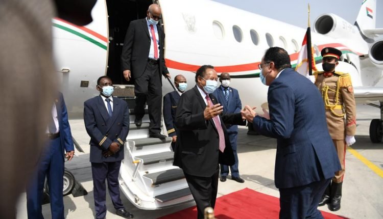 حمدوك يصل القاهرة يرافقه 10 وزراء ومدير المخابرات (بالصور)