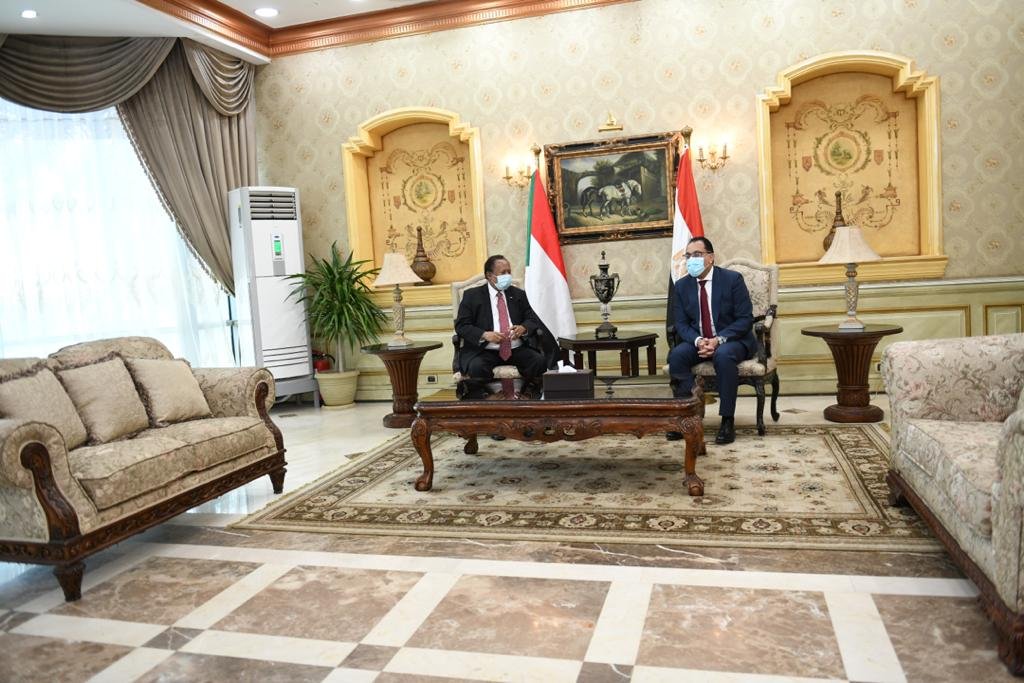 حمدوك يصل القاهرة يرافقه 10 وزراء ومدير المخابرات (بالصور)