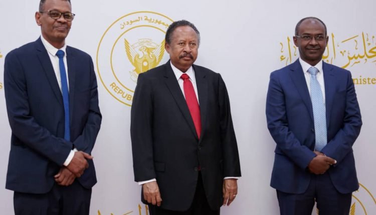 حمدوك يتسلم أول بطاقة مصرفية (فيزا كارد) صادرة في السودان من هذا البنك