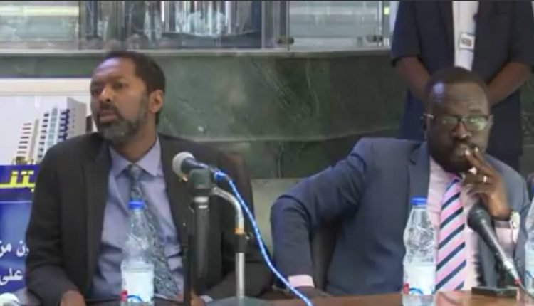 وزير شؤون مجلس الوزراء في زيارة  مفاجئة لبنك السودان بعد ازمة لجنة ازالة التمكين ومحافظ المركزي